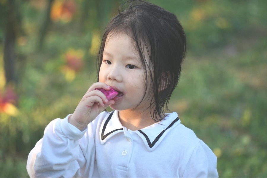 Du kh&aacute;ch nh&iacute; thưởng thức thanh long