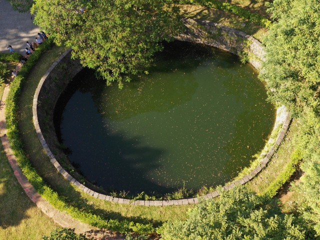 Giếng ngọc, c&ocirc;ng tr&igrave;nh được x&acirc;y dựng từ thời vua L&ecirc; Lợi.