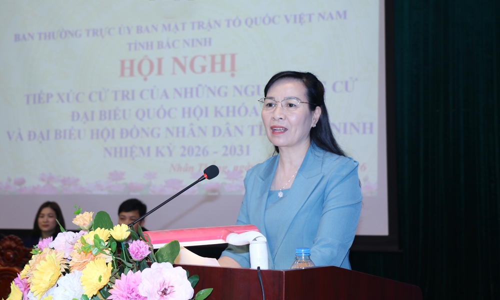 Ứng cử vi&ecirc;n Nguyễn Thị H&agrave; ph&aacute;t biểu cảm ơn v&agrave; tiếp thu &yacute; kiến của cử tri x&atilde; Nh&acirc;n Thắng.