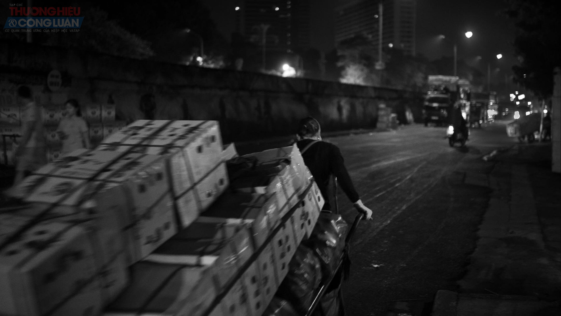 Giữa ánh đèn đường thưa thớt, cửu vạn kéo xe hàng rời chợ, tiếp tục nhịp mưu sinh thầm lặng. Giữa ánh đèn đường thưa thớt, cửu vạn kéo xe hàng rời chợ, tiếp tục nhịp mưu sinh thầm lặng.