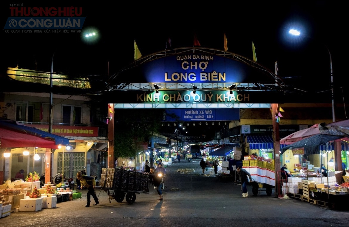 Đêm trắng chợ Long Biên: Những phận người mưu sinh sau bánh xe