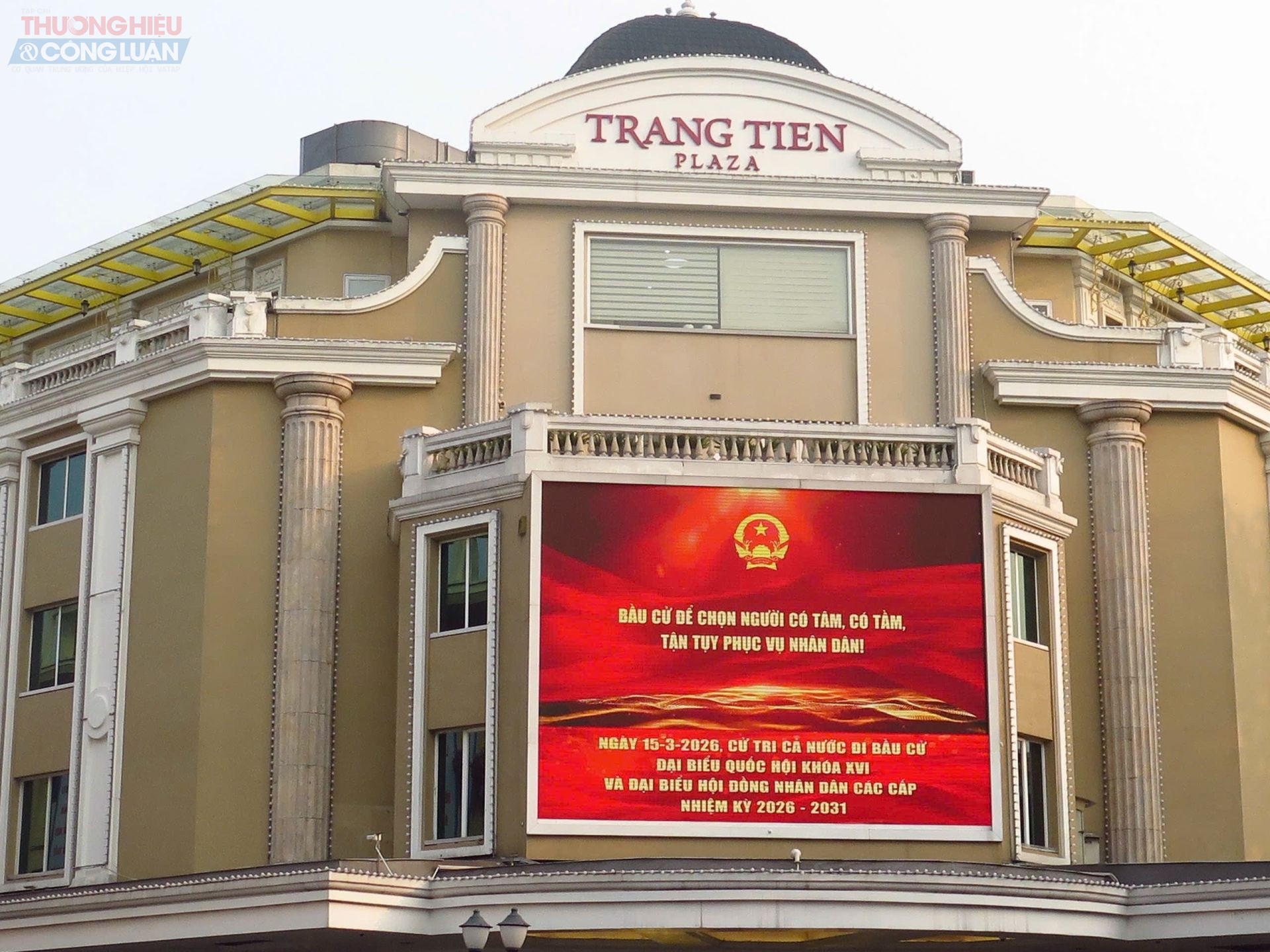 C&aacute;c th&ocirc;ng điệp tuy&ecirc;n truyền về bầu cử được tr&igrave;nh chiếu li&ecirc;n tục tr&ecirc;n m&agrave;n h&igrave;nh LED cỡ lớn tại Tr&agrave;ng Tiền Plaza, tạo điểm nhấn trực quan tr&ecirc;n trục phố trung t&acirc;m v&agrave; thu h&uacute;t sự ch&uacute; &yacute; của người d&acirc;n, du kh&aacute;ch - Ảnh: Hương Giang