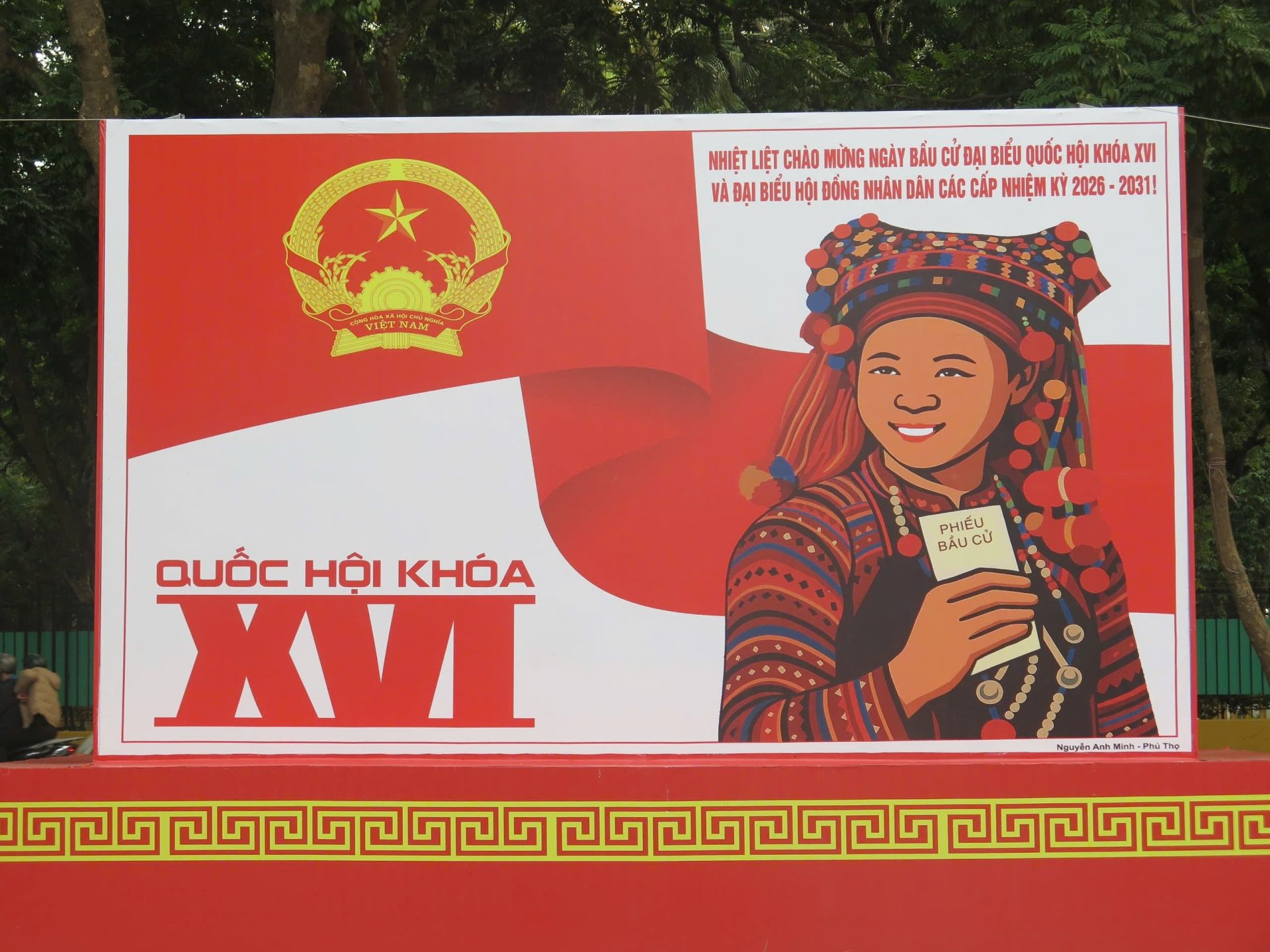 Ngập tràn sắc đỏ trên các tuyến phố Thủ đô chào đón ngày toàn dân đi bầu cử