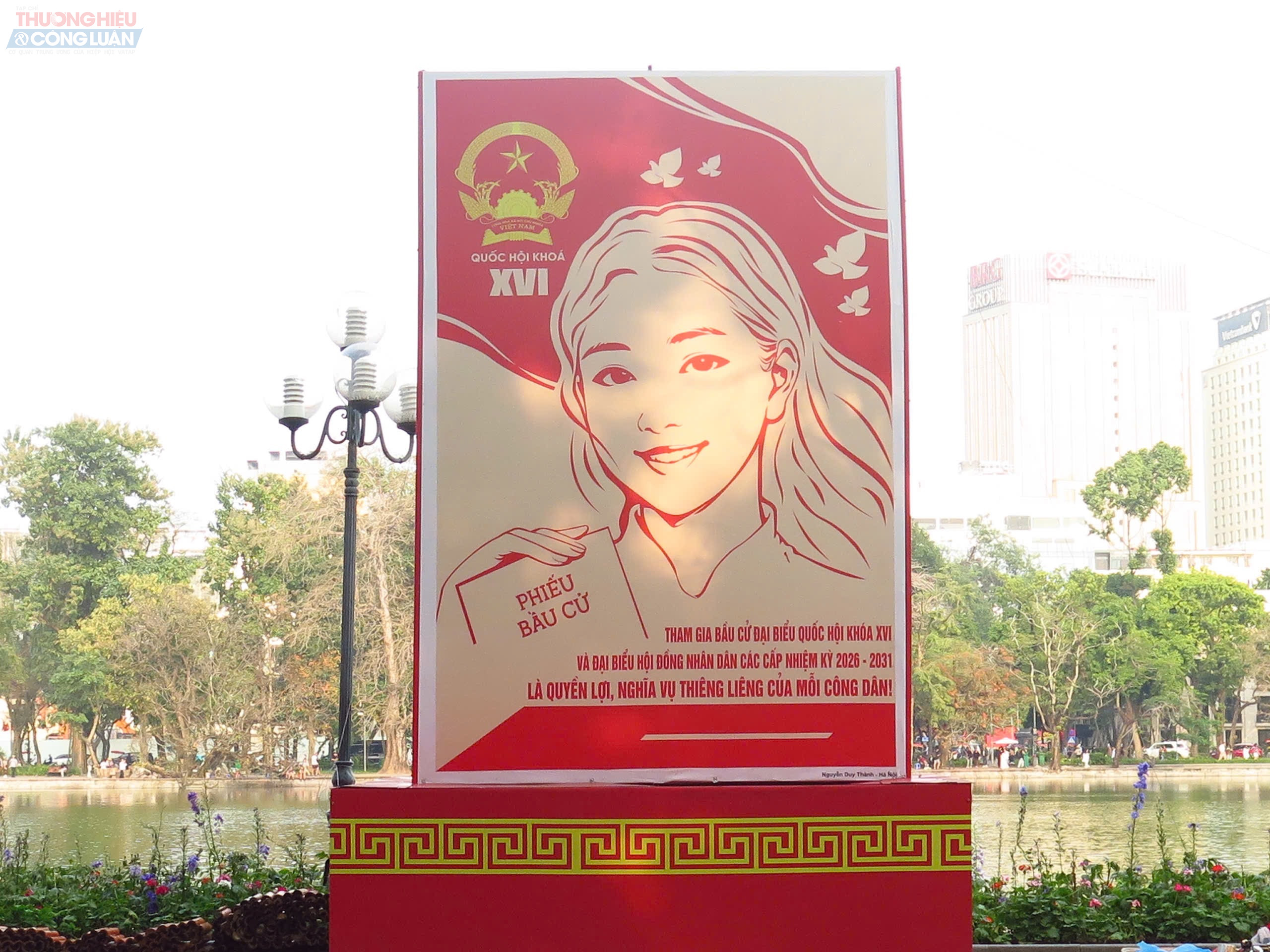 H&agrave;ng trăm cụm pano cỡ lớn được lắp đặt tại c&aacute;c trục đường ch&iacute;nh, khu vực đ&ocirc;ng người qua lại v&agrave; điểm sinh hoạt cộng đồng, bảo đảm đ&uacute;ng nội dung, h&igrave;nh thức theo quy định. Th&ocirc;ng tin bầu cử được tuy&ecirc;n truyền trọng t&acirc;m, hiệu quả tại c&aacute;c tuyến phố lớn như Qu&aacute;n Th&aacute;nh, khu vực Phố đi bộ Hồ Gươm - Ảnh: Hương Giang