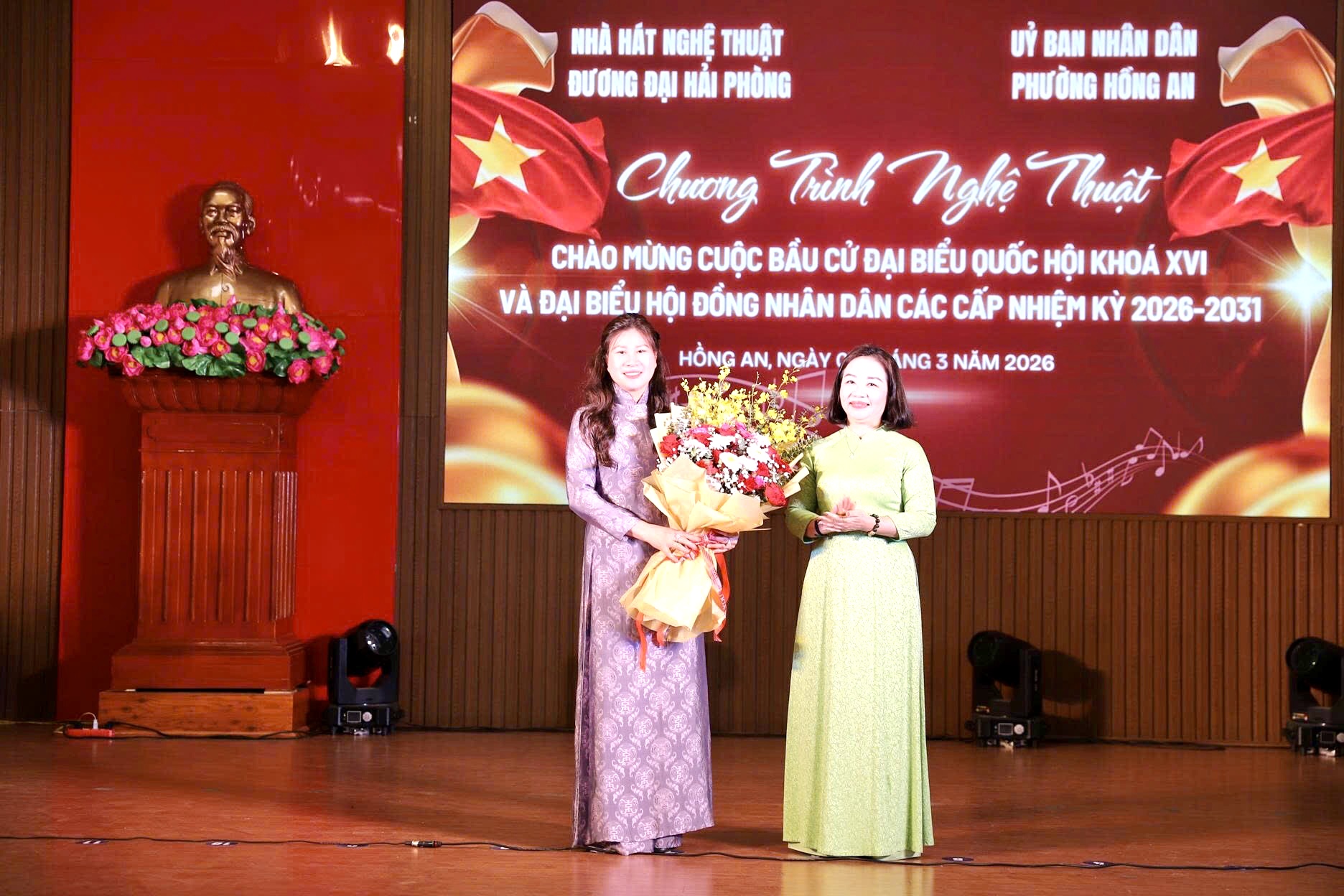 L&atilde;nh đạo phường Hồng An tặng hoa cho Nh&agrave; h&aacute;t nghệ thuật đương đại Hải Ph&ograve;ng.