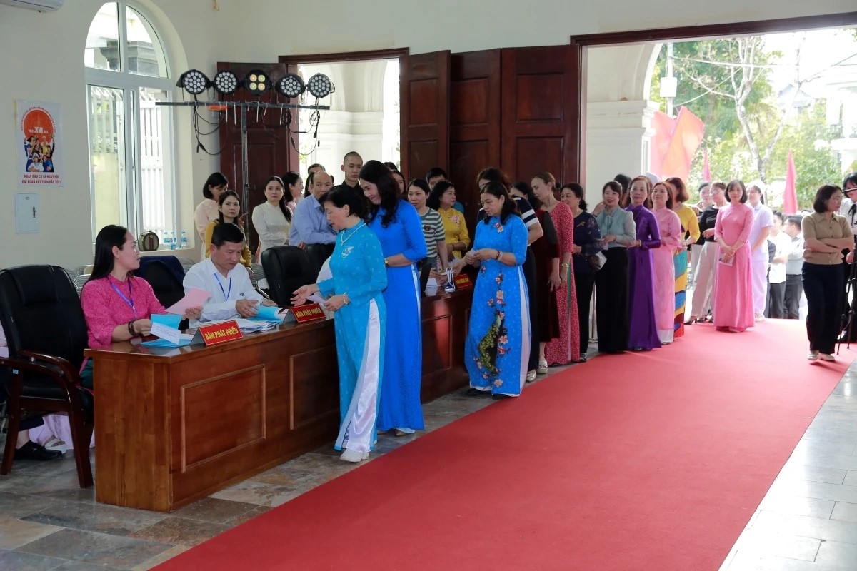 C&aacute;c cử tri tham gia diễn tập lần lượt nhận phiếu bầu.