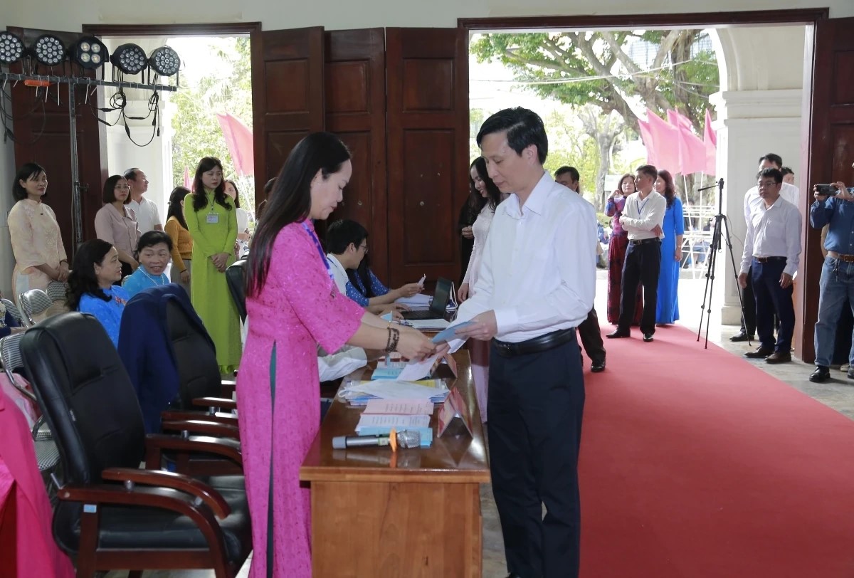 T&igrave;nh huống Tổ bầu cử ph&aacute;t phiếu cho c&aacute;c cử tri tham gia bầu cử.