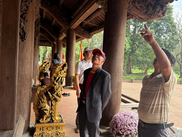 C&aacute;c chi tiết kiến tr&uacute;c như v&igrave; k&egrave;o, x&agrave; ngang được chạm khắc tỉ mỉ với h&igrave;nh tượng rồng v&agrave; hoa l&aacute; mang đậm phong c&aacute;ch nghệ thuật cung đ&igrave;nh thời L&ecirc; Sơ.