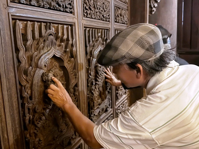 &Ocirc;ng L&ecirc; Đ&igrave;nh Vỹ, tr&uacute; tại tỉnh Nghệ An cũng l&agrave; hậu duệ d&ograve;ng họ L&ecirc; khi được trực tiếp về đ&acirc;y x&uacute;c động cho biết&rdquo; &ldquo;Đứng giữa kh&ocirc;ng gian linh thi&ecirc;ng của Lam Kinh, l&ograve;ng t&ocirc;i d&acirc;ng l&ecirc;n niềm x&uacute;c động kh&oacute; tả khi nghĩ về cội nguồn.