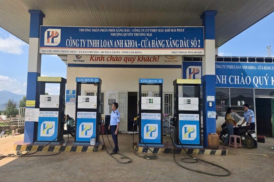 Lực lượng Quản lý thị trường kiểm tra các cây xăng Lực lượng Quản lý thị trường kiểm tra các cây xăng