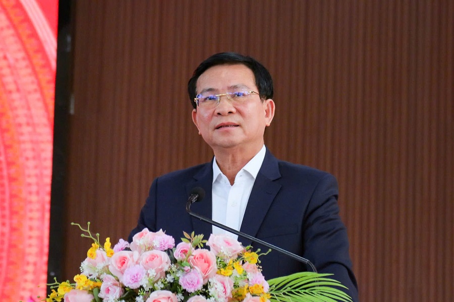 &Ocirc;ng Hồ Văn Mười, Ủy vi&ecirc;n Ban Chấp h&agrave;nh Trung ương Đảng, Ph&oacute; B&iacute; thư Tỉnh ủy, Chủ tịch Ủy ban nh&acirc;n d&acirc;n tỉnh tr&igrave;nh b&agrave;y chương tr&igrave;nh h&agrave;nh động