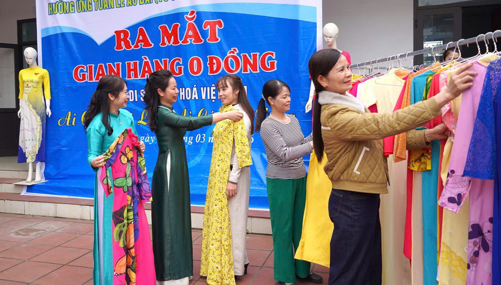 Phụ nữ phường Tân Tiến với mô hình gian hành 0 đồng, tặng áo dài cho hội viên. Phụ nữ phường Tân Tiến với mô hình gian hành 0 đồng, tặng áo dài cho hội viên.