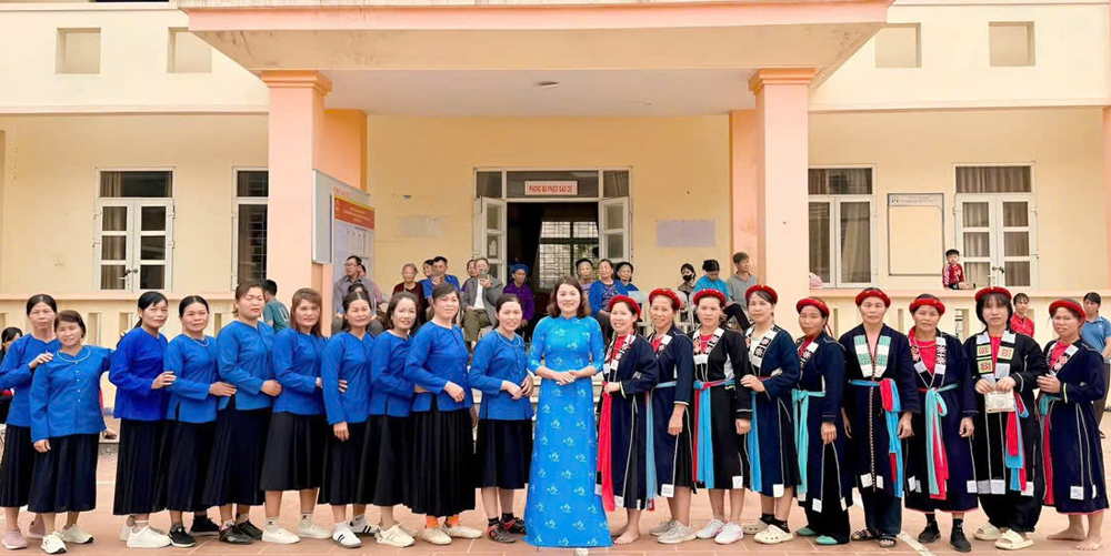 Phụ nữ xã An Lạc hưởng ứng Tuần lễ áo dài và mặc trang phục dân tộc nhân dịp kỷ niệm Ngày Quốc tế Phụ nữ 8/3. Phụ nữ xã An Lạc hưởng ứng Tuần lễ áo dài và mặc trang phục dân tộc nhân dịp kỷ niệm Ngày Quốc tế Phụ nữ 8/3.