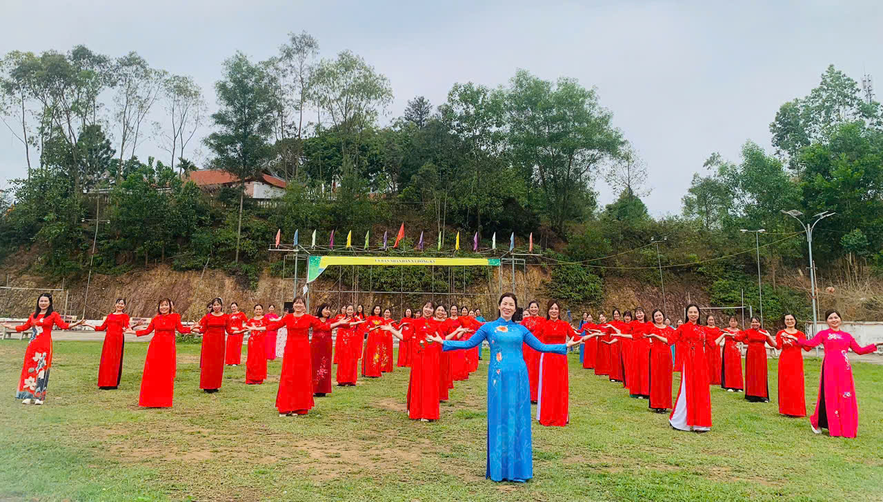 Phụ nữ xã Yên Thế mặc áo dài biểu diễn dân vũ. Phụ nữ xã Yên Thế mặc áo dài biểu diễn dân vũ.
