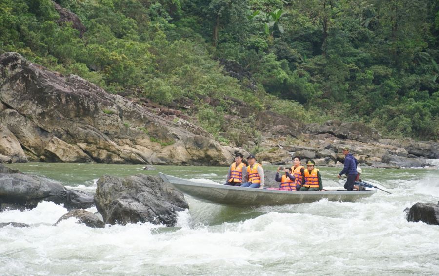 Từ ng&agrave;y 7/3, c&aacute;c c&aacute;n bộ trong Hội đồng bầu cử x&atilde; Trường Sơn đ&atilde; v&agrave;o c&aacute;c bản để chuẩn bị c&ocirc;ng t&aacute;c bỏ phiếu bởi điều kiện đi lại kh&oacute; khăn