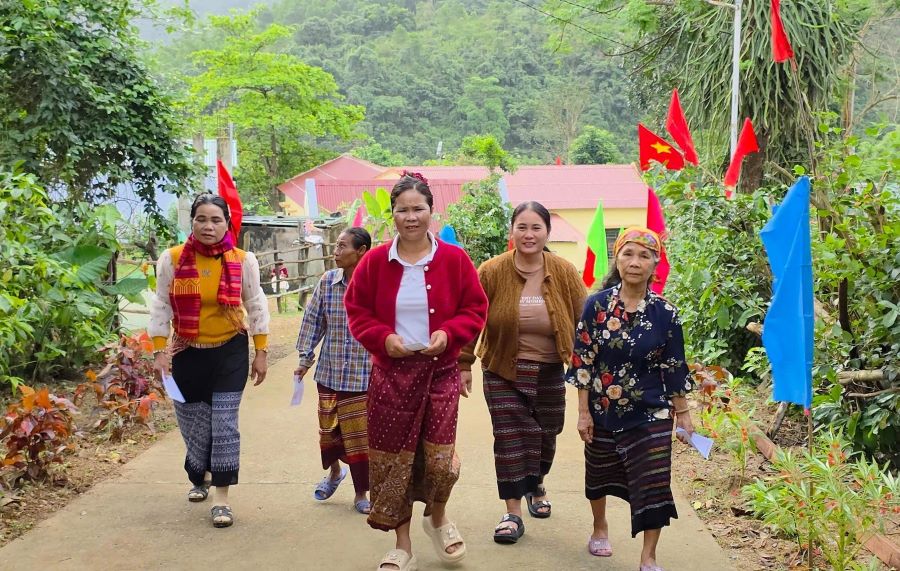 240 cử tri đồng b&agrave;o Bru-V&acirc;n Kiều ở ba bản Dốc M&acirc;y, H&ocirc;i Rấy, Nước Đắng tham gia bỏ phiếu sớm