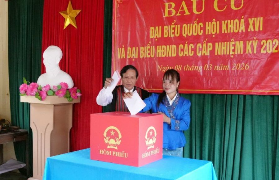 Gi&agrave; l&agrave;ng Hồ Văn Xi v&agrave; em Hồ Thị Thiều (cử tri lần đầu ti&ecirc;n đi bỏ phiếu) bỏ phiếu bầu cử tại bản Nước Đắng