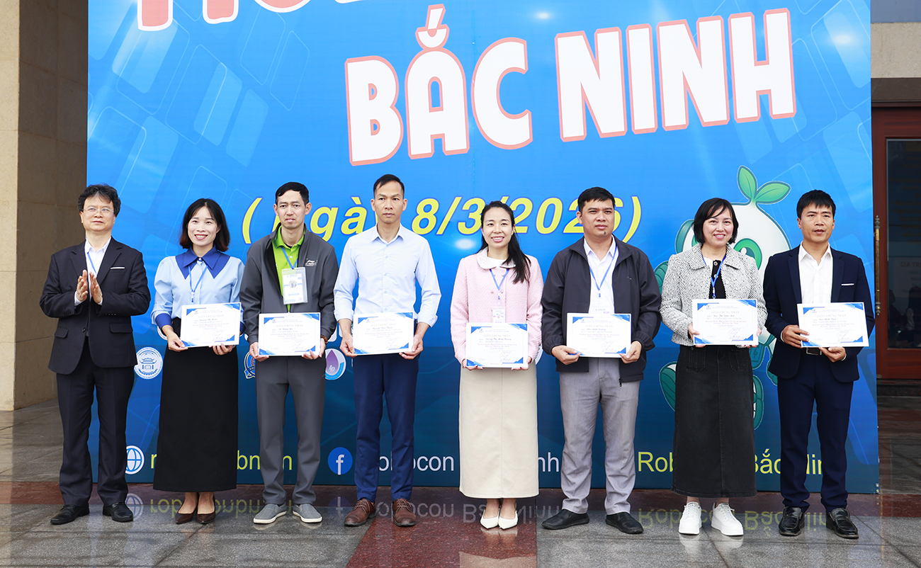 Ban Tổ chức trao giấy chứng nhận cho c&aacute;c thầy, c&ocirc; gi&aacute;o ho&agrave;n th&agrave;nh chương tr&igrave;nh đ&agrave;o tạo người hướng dẫn c&aacute;c đội thi Robocom