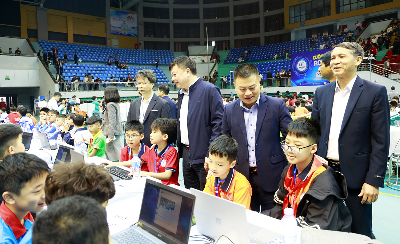 Ban Tổ chức c&ugrave;ng c&aacute;c đồng ch&iacute; l&atilde;nh đạo sở, ban, ng&agrave;nh, đơn vị tỉnh động vi&ecirc;n c&aacute;c học sinh trước khi bước v&agrave;o giờ thi v&ograve;ng loại.