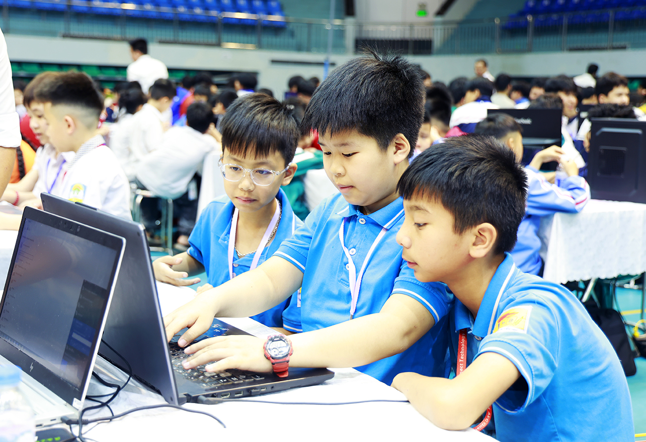 Ngay sau lễ khai mạc, c&aacute;c đội thi bước v&agrave;o thi đấu v&ograve;ng loại