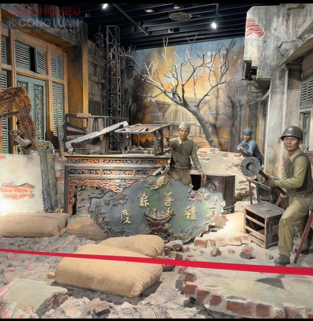 Hoạt cảnh sinh động với tỷ lệ 1:1, kh&ocirc;ng gian phố phường H&agrave; Nội trong cuộc chiến đấu 60 ng&agrave;y đ&ecirc;m bảo vệ Thủ đ&ocirc;.