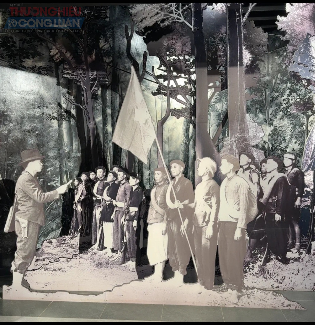 Bảo t&agrave;ng Lịch sử Qu&acirc;n sự Việt Nam l&agrave; một trong 6 bảo t&agrave;ng cấp quốc gia v&agrave; l&agrave; bảo t&agrave;ng đầu hệ của hệ thống bảo t&agrave;ng qu&acirc;n đội,