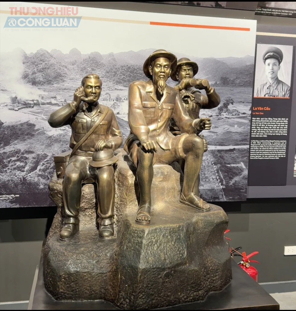 Tượng Chủ tịch Hồ Ch&iacute; Minh v&agrave; c&aacute;c chiến sĩ được trưng b&agrave;y tại Bảo t&agrave;ng Lịch sử Qu&acirc;n sự Việt Nam.