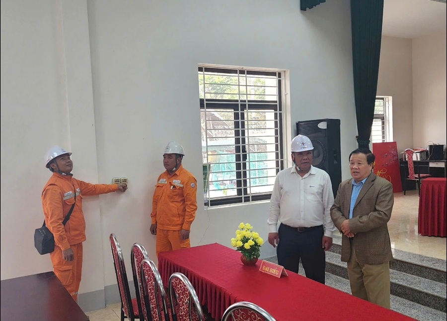 L&atilde;nh đạo C&ocirc;ng ty Điện lực Sơn La kiểm tra t&igrave;nh h&igrave;nh đảm bảo cấp điện khu vực bầu cử tại Nh&agrave; văn h&oacute;a Tổ 3 Chiềng Lề, phường T&ocirc; Hiệu, tỉnh Sơn La