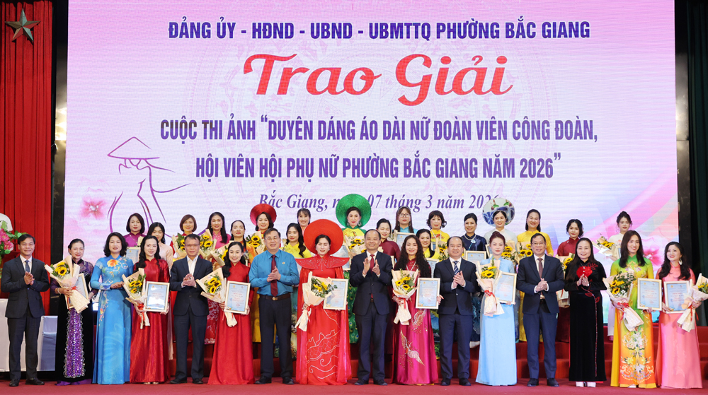 Đại biểu trao giải thưởng cho c&aacute;c th&iacute; sinh đoạt giải cuộc thi ảnh &ldquo;Duy&ecirc;n d&aacute;ng &aacute;o d&agrave;i nữ đo&agrave;n vi&ecirc;n c&ocirc;ng đo&agrave;n, hội vi&ecirc;n phụ nữ phường Bắc Giang&rdquo; năm 2026.