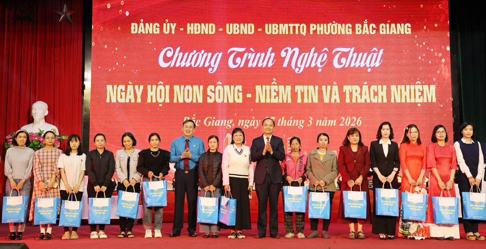 C&aacute;c đồng ch&iacute;: Thạch Văn Chung, Đặng Đ&igrave;nh Hoan tặng qu&agrave; cho nữ đo&agrave;n vi&ecirc;n c&ocirc;ng đo&agrave;n c&oacute; ho&agrave;n cảnh kh&oacute; khăn.
