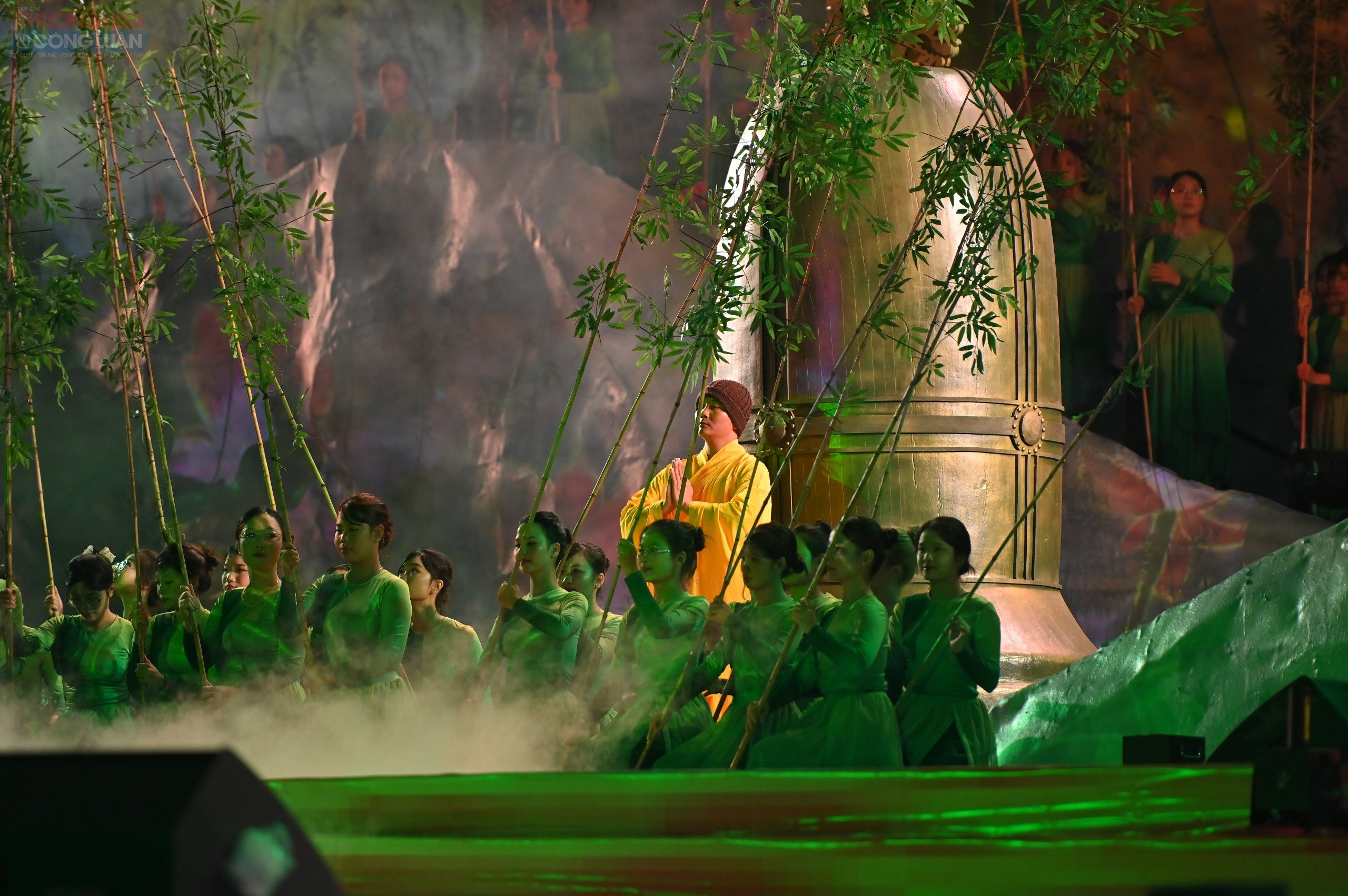 Khi đất nước th&aacute;i b&igrave;nh, Ho&agrave;ng đế Trần Nh&acirc;n T&ocirc;ng lặng lẽ rời ngai v&agrave;ng, từ bỏ quyền lực tối thượng của một đế vương để chọn con đường tu h&agrave;nh, t&igrave;m đến Y&ecirc;n Tử &ndash; nơi non cao m&acirc;y trắng, để mở ra con đường gi&aacute;c ngộ cho mu&ocirc;n đời