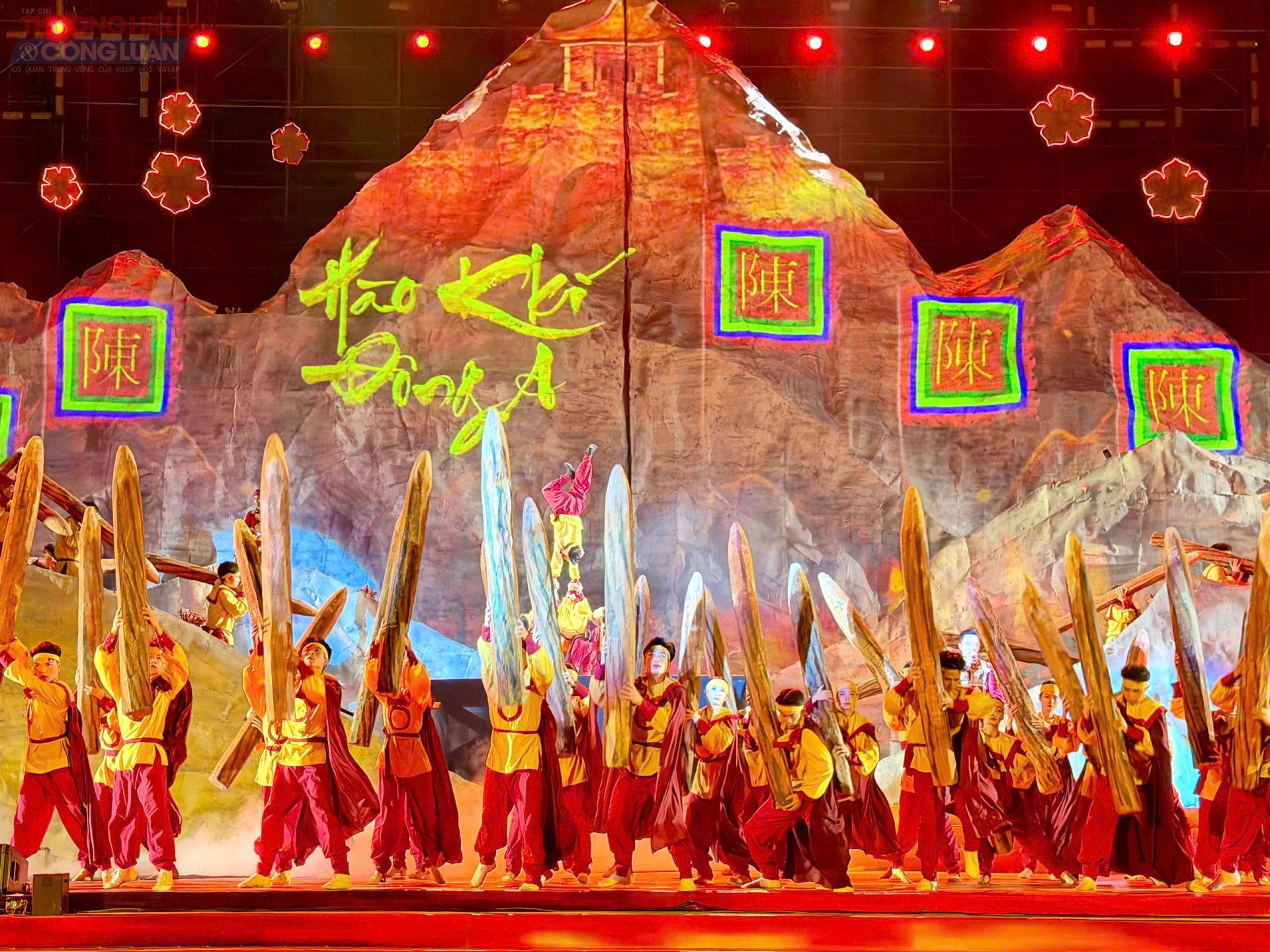 C&aacute;c tiết mục xiếc được lồng gh&eacute;p kh&eacute;o l&eacute;o t&aacute;i hiện kh&iacute; ph&aacute;ch h&agrave;o h&ugrave;ng của qu&acirc;n v&agrave; d&acirc;n nh&agrave; Trần chống giặc ngoại x&acirc;m