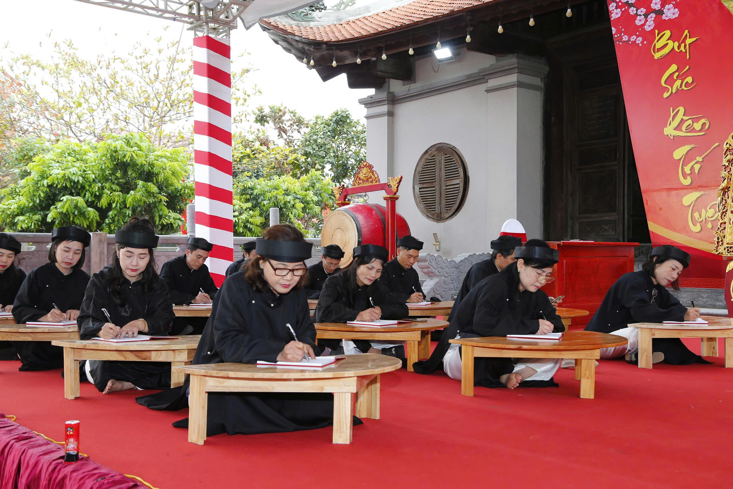 L&atilde;nh đạo x&atilde; Quyết Thắng thực hiện nghi thức khai b&uacute;t.