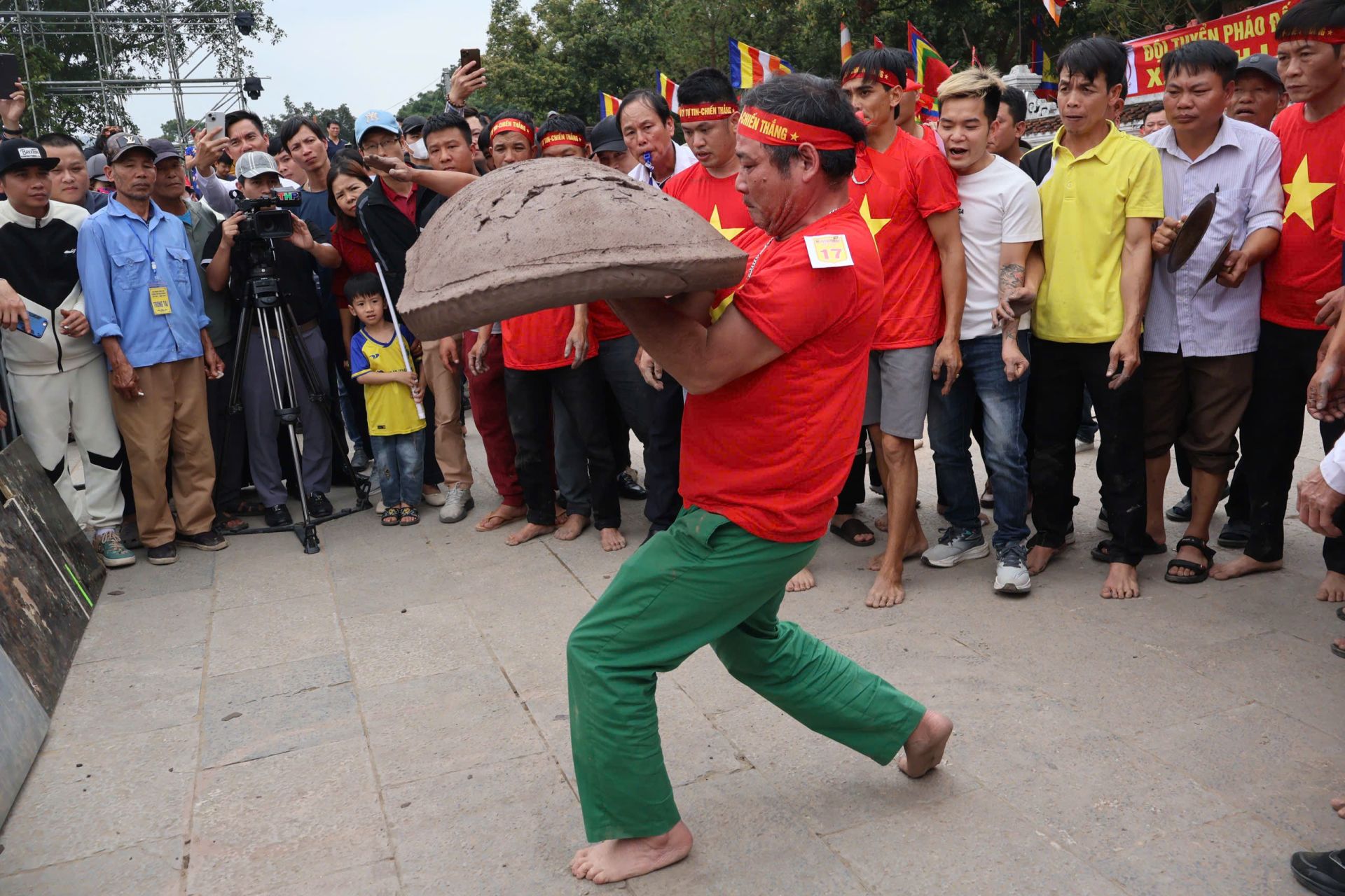 Ph&aacute;o thủ bắt đầu gieo ph&aacute;o.