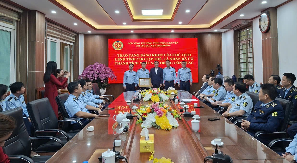 Thái Nguyên: Khen thưởng lực lượng Quản lý thị trường triệt phá hơn 4,5 tấn thịt gà "bẩn"