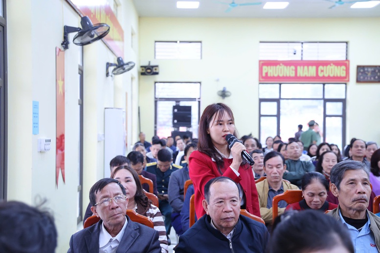 Cử tri n&ecirc;u &yacute; kiến tại Hội nghị - Ảnh: VGP/Thu Giang