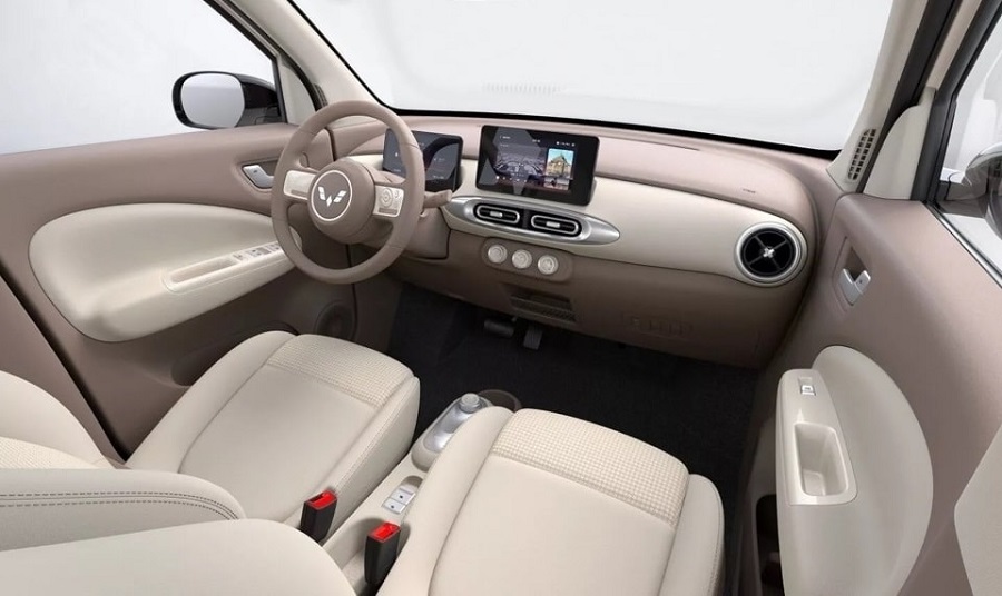 Khoang cabin được bổ sung nhiều trang bị c&ocirc;ng nghệ như m&agrave;n h&igrave;nh giải tr&iacute; trung t&acirc;m 8 inch hỗ trợ kết nối điện thoại th&ocirc;ng minh v&agrave; bảng đồng hồ kỹ thuật số 7 inch ph&iacute;a sau v&ocirc;-lăng