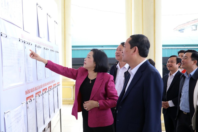 Ph&oacute; Chủ tịch Quốc hội Nguyễn Thị Thanh kiểm tra c&ocirc;ng t&aacute;c chuẩn bị bầu cử tại Hưng Y&ecirc;n