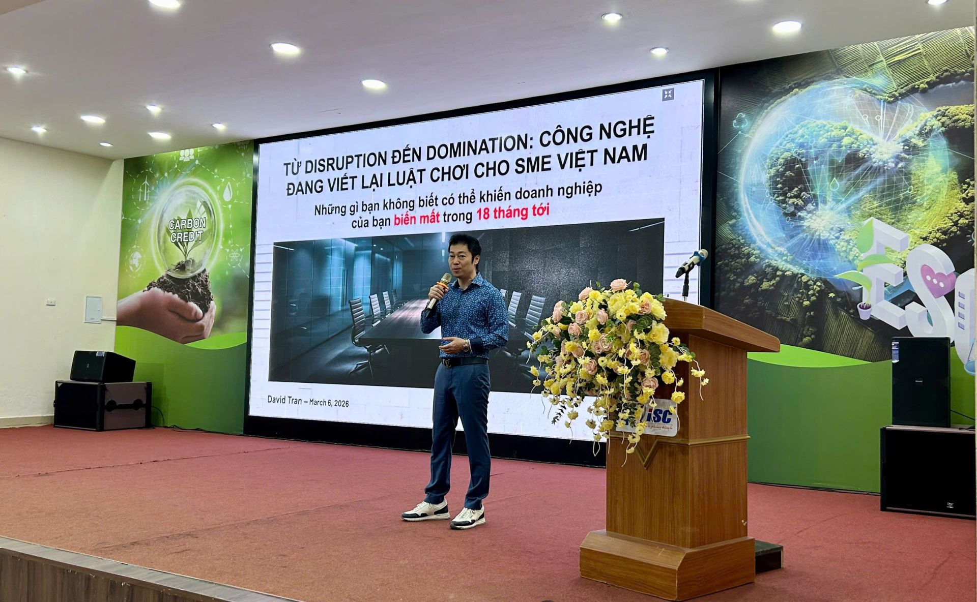 &Ocirc;ng David Trần &ndash; Gi&aacute;o sư Khoa học M&aacute;y t&iacute;nh, Gi&aacute;m đốc Ph&ograve;ng th&iacute; nghiệm Nghi&ecirc;n cứu về T&iacute;nh to&aacute;n Mạng, Đại học Massachusetts (Boston, Hoa Kỳ) chia sẻ tại chương tr&igrave;nh.