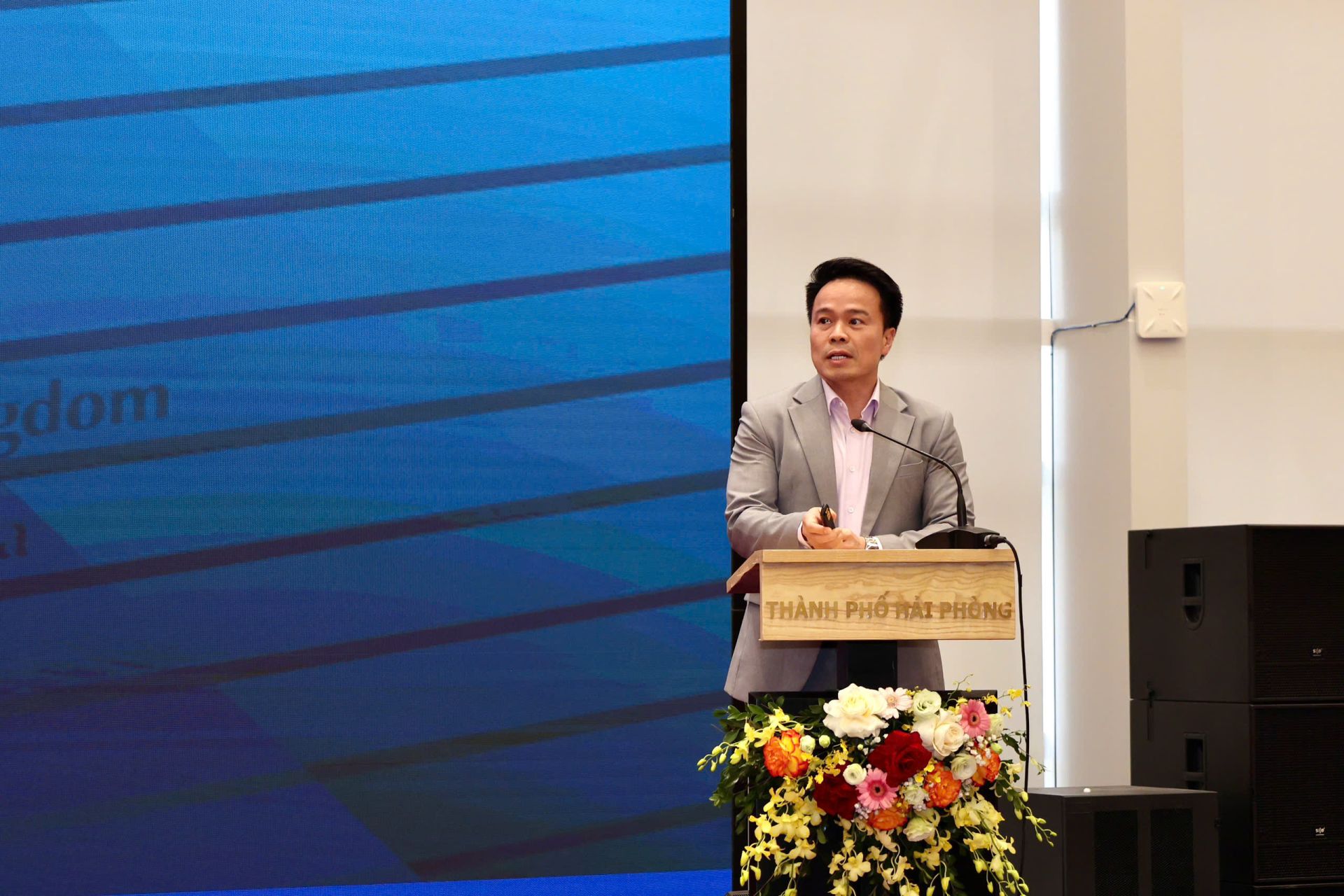 &Ocirc;ng Ng&ocirc; Chung Khanh, Ph&oacute; Vụ trưởng Vụ Ch&iacute;nh s&aacute;ch Thương mại Đa Bi&ecirc;n (Bộ C&ocirc;ng thương) cung tấp th&ocirc;ng tin tại Hội nghị.