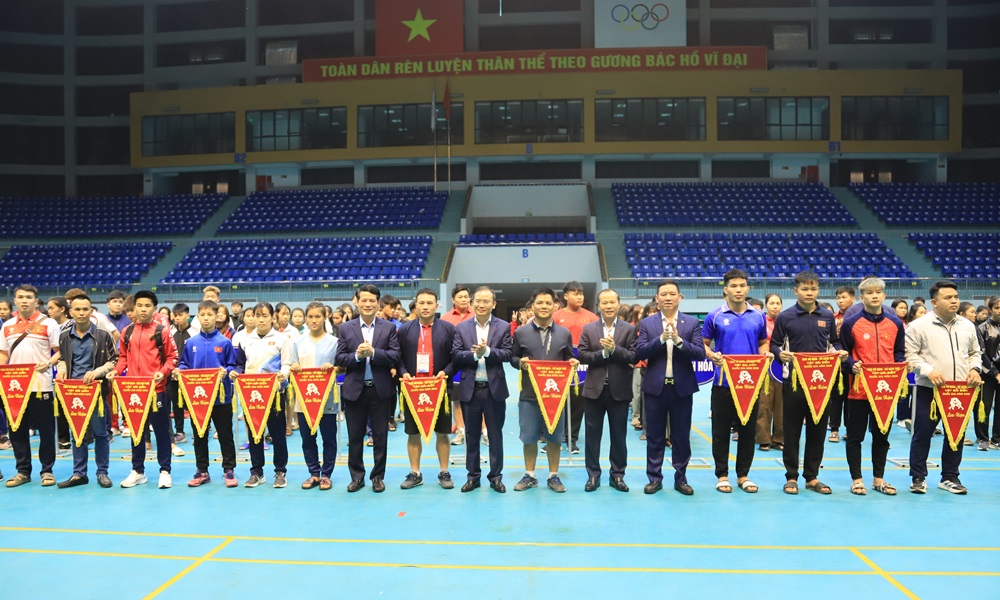 Các đại biểu tặng Cờ lưu niệm cho các đoàn dự giải. Các đại biểu tặng Cờ lưu niệm cho các đoàn dự giải.