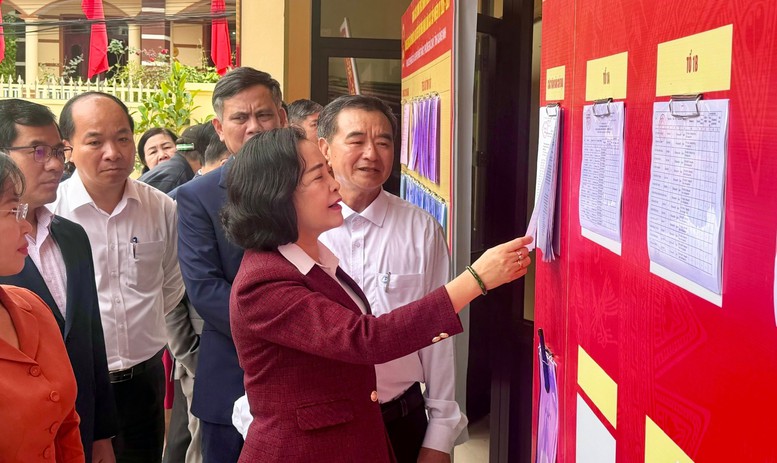 Ph&oacute; Chủ tịch Quốc hội Nguyễn Thị Thanh c&ugrave;ng đo&agrave;n c&ocirc;ng t&aacute;c kiểm tra thực tế tại một khu vực bỏ phiếu ở Quảng Ninh