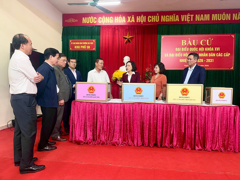 Ph&oacute; Chủ tịch Quốc hội Nguyễn Thị Thanh c&ugrave;ng đo&agrave;n c&ocirc;ng t&aacute;c kiểm tra c&ocirc;ng t&aacute;c chuẩn bị cho bầu cử tại một điểm bầu cử thuộc tỉnh Quảng Ninh