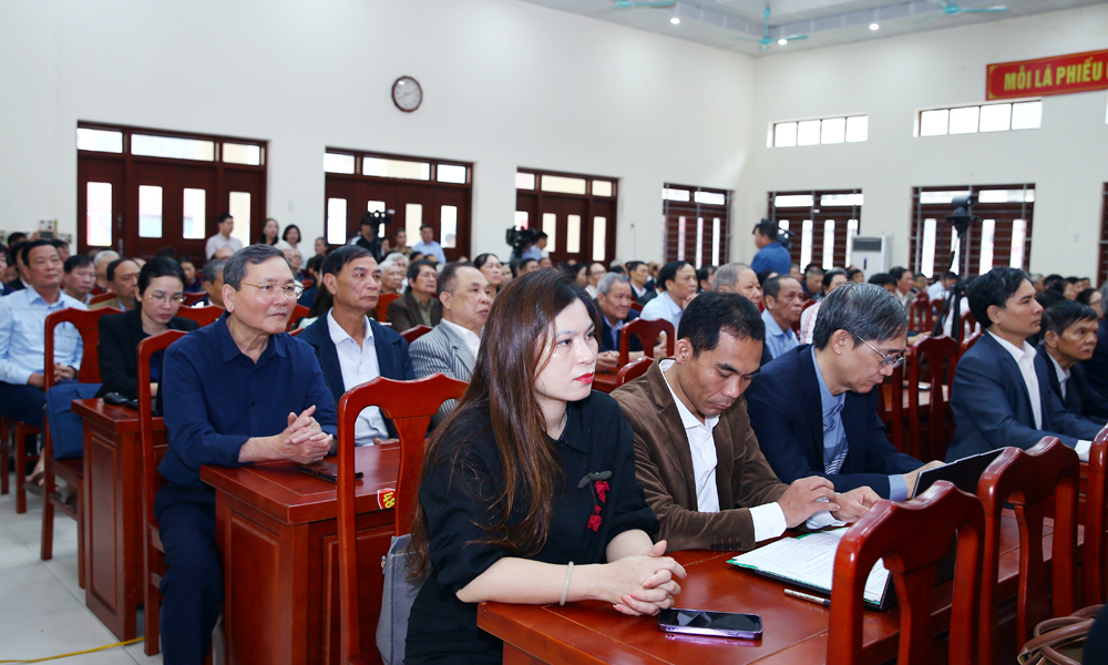 Đ&ocirc;ng đảo cử tri tham dự hội nghị.