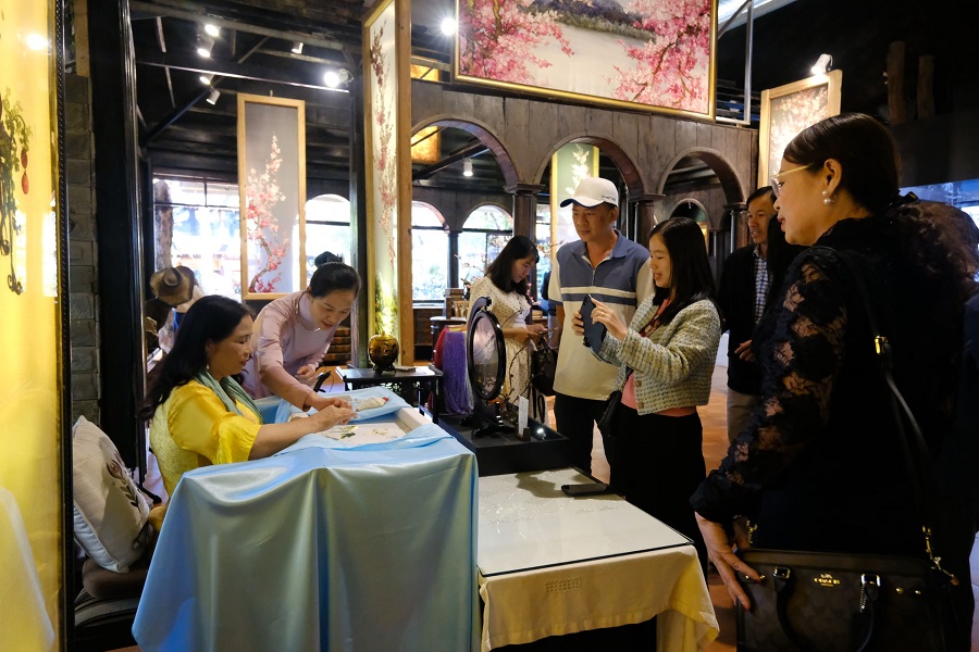 C&aacute;c đơn vị tham quan, khảo s&aacute;t sản phẩm du lịch về nghề th&ecirc;u truyền thống ở Đ&agrave; Lạ