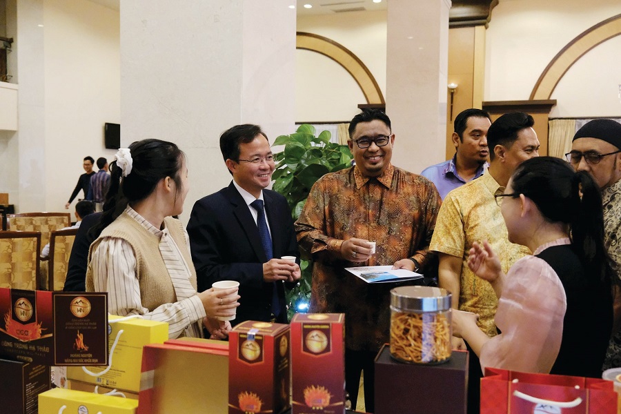 Chủ tịch Hiệp hội Du lịch v&agrave; Lữ h&agrave;nh Malaysia Fathir Badri Alhadad (giữa) tham quan c&aacute;c sản phẩm n&ocirc;ng sản của L&acirc;m Đồng