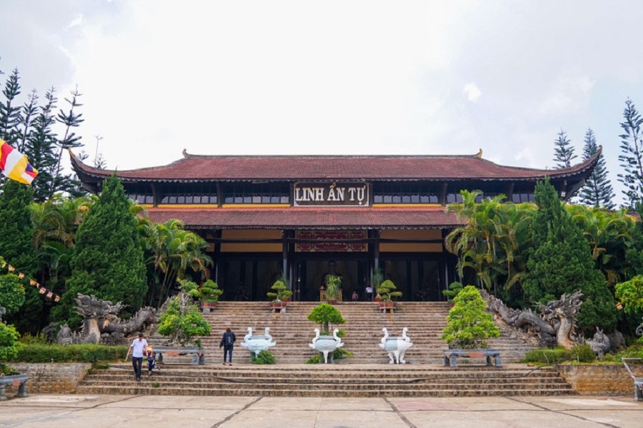 Ch&ugrave;a Linh Ẩn tọa lạc tại x&atilde; Nam Ban L&acirc;m H&agrave;