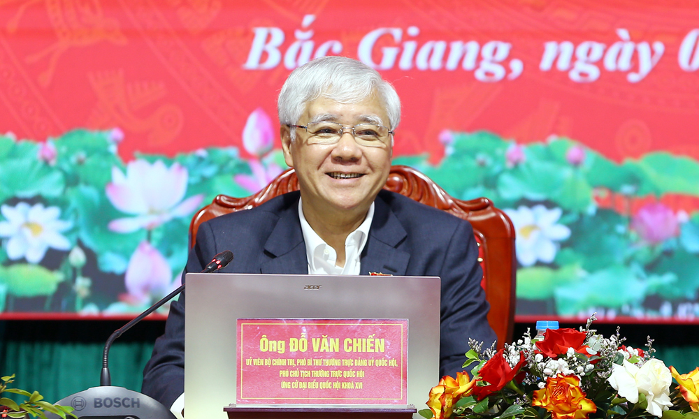 &Ocirc;ng Đỗ Văn Chiến tr&igrave;nh b&agrave;y chương tr&igrave;nh h&agrave;nh động.