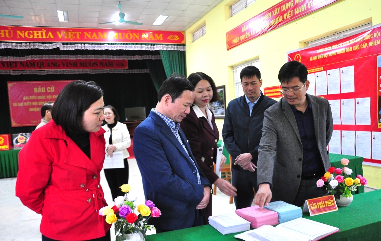 Đoàn kiểm tra số 8 của tỉnh Lạng Sơn kiểm tra công tác chuẩn bị bầu cử tại cơ sở