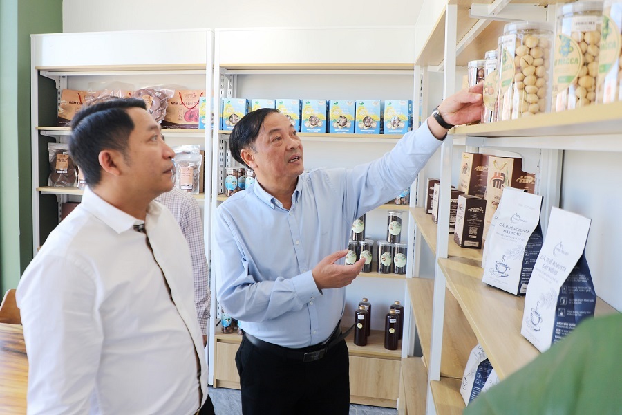 Đồng chí Lê Trọng Yên Phó Chủ tịch thường trực UBND tỉnh tham quan mô hình thương mại điện tử xã Nhân Cơ Đồng chí Lê Trọng Yên Phó Chủ tịch thường trực UBND tỉnh tham quan mô hình thương mại điện tử xã Nhân Cơ